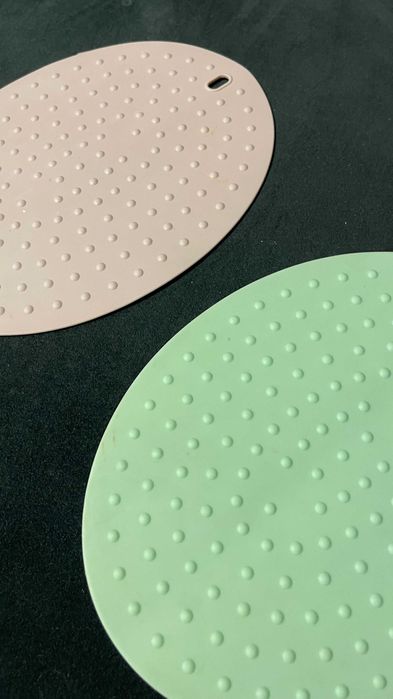 komplet dwóch gumowych podkładek sylikonowych pod garnek