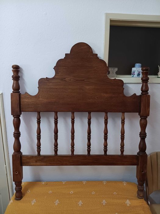 Cama em madeira antiga