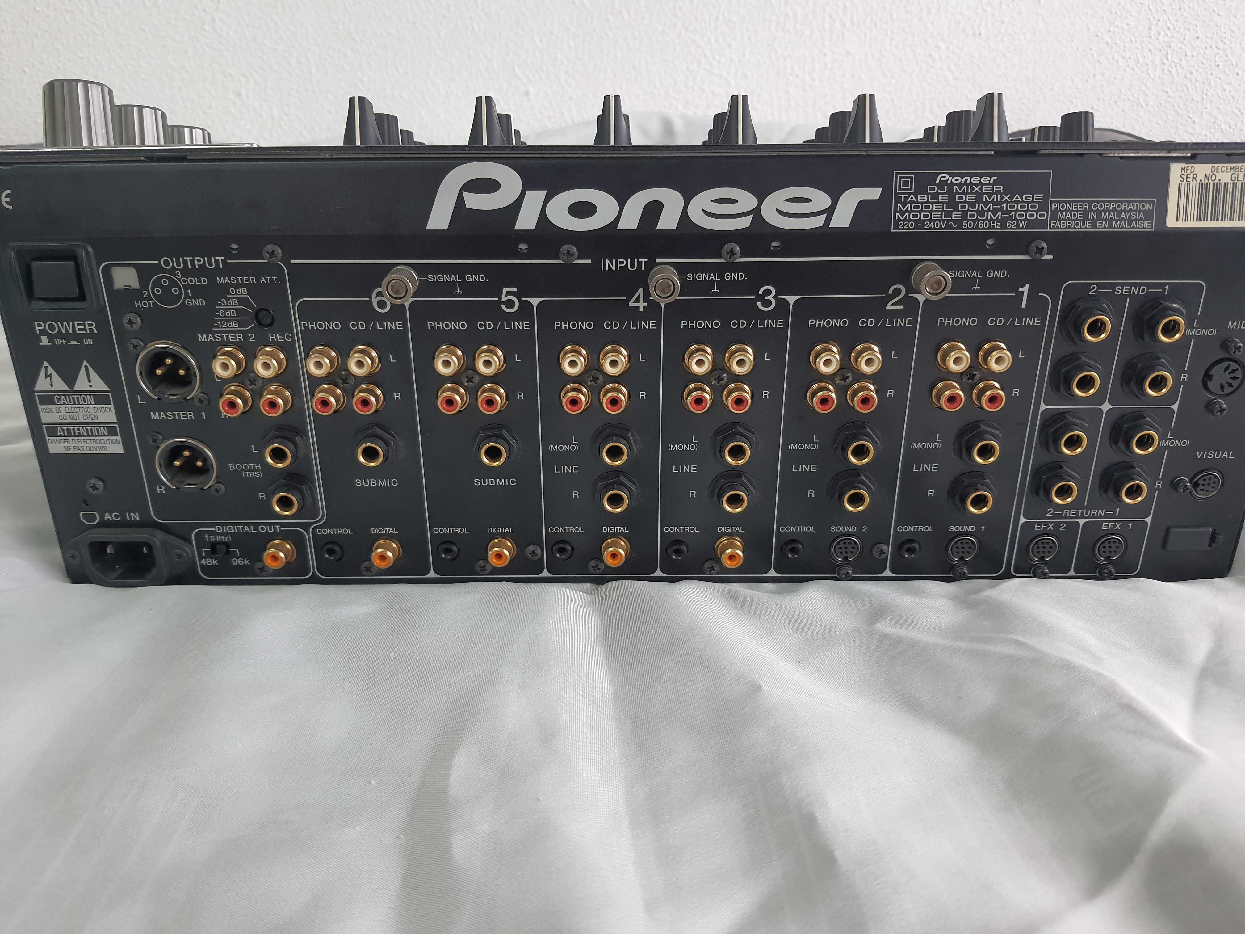 Mesa Mistura digital Pioneer DJM-1000 - Material DJ