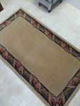 Vendo duas carpetes iguais, com tamanhos diferentes.