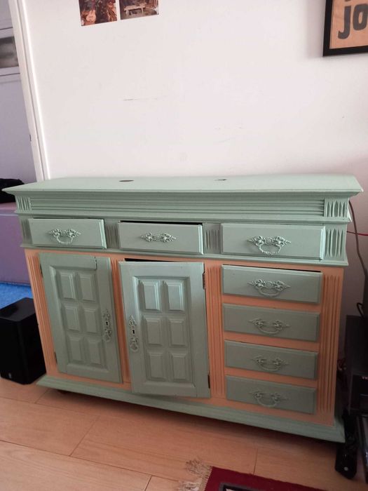 Móvel com portas e gavetas