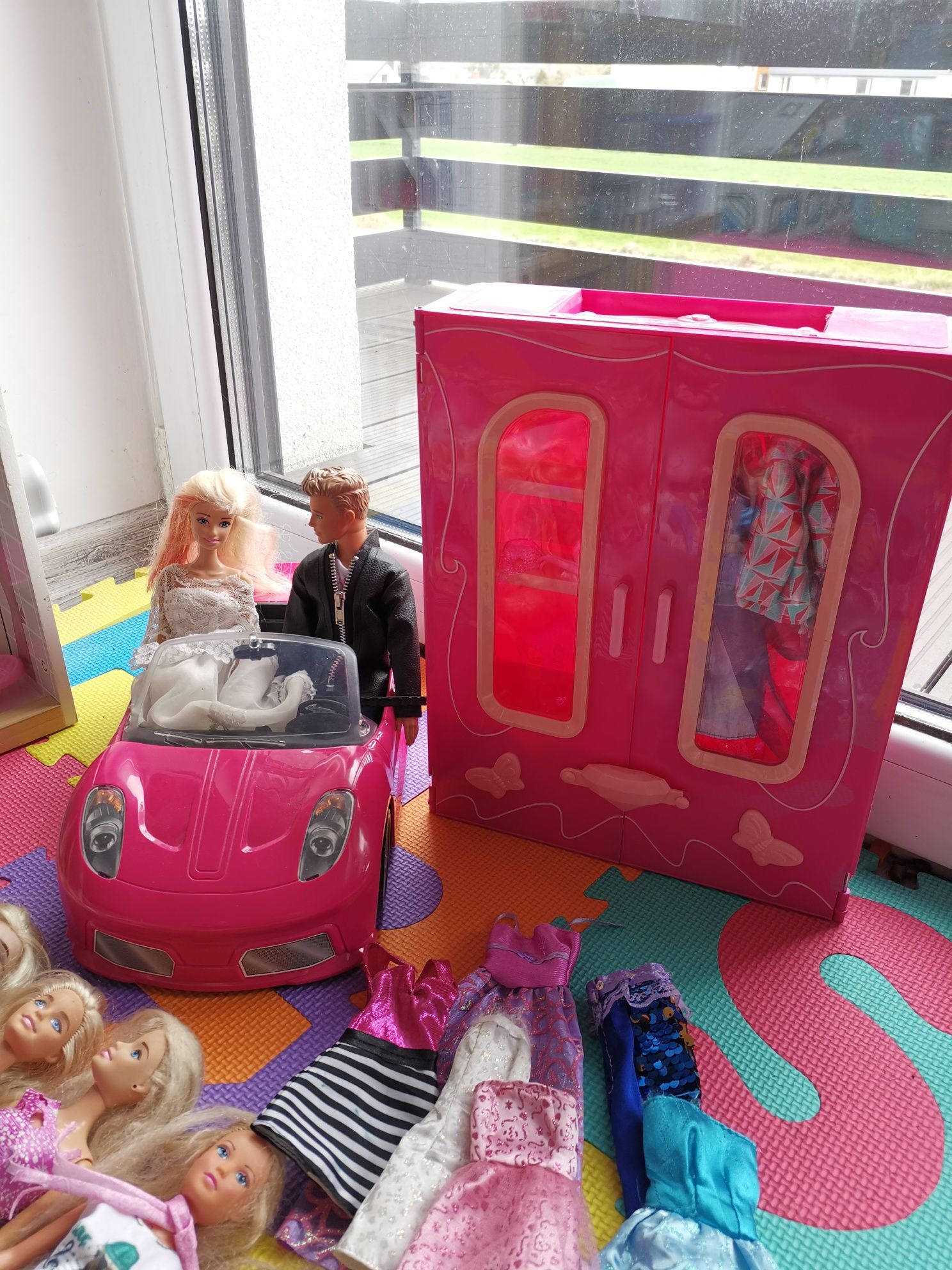 Drewniany domek dla lalek z mebelkami, 14 Barbie 2 Keny, Auto i Szafa