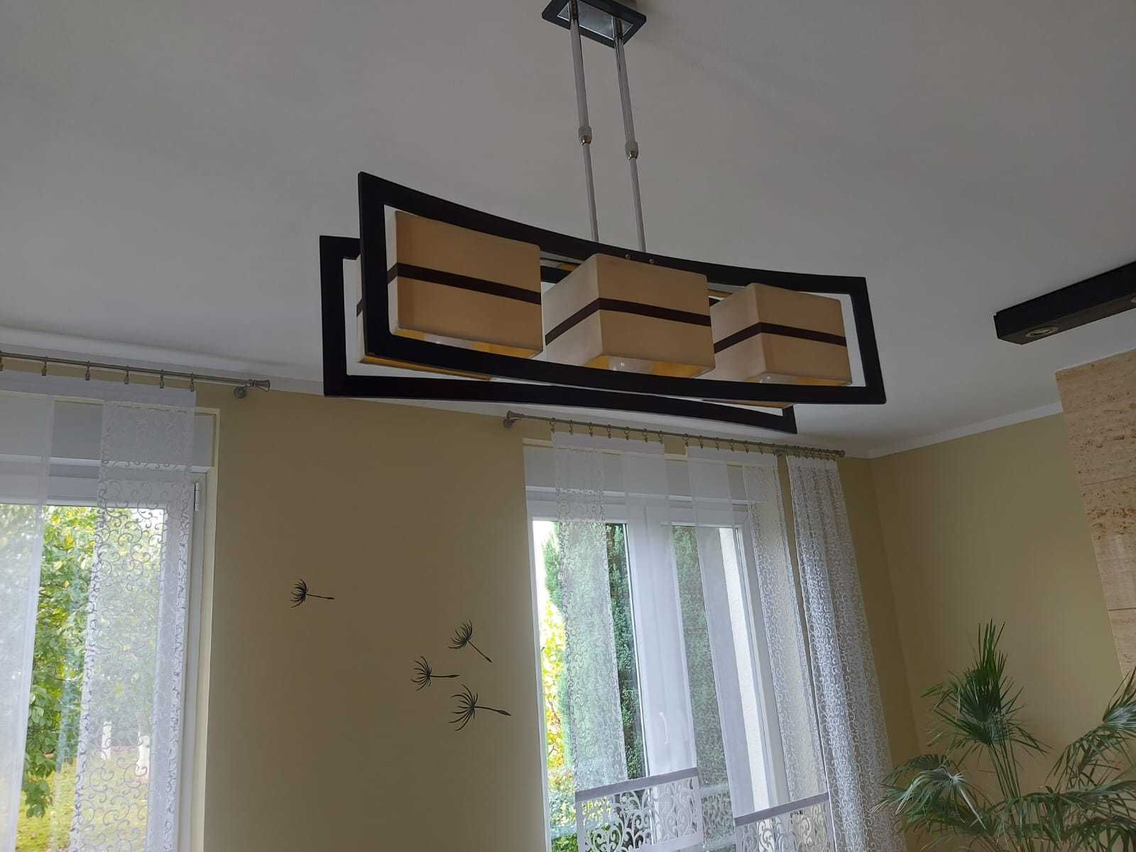 Lampa sufitowa z trzema punktami oświetlenia