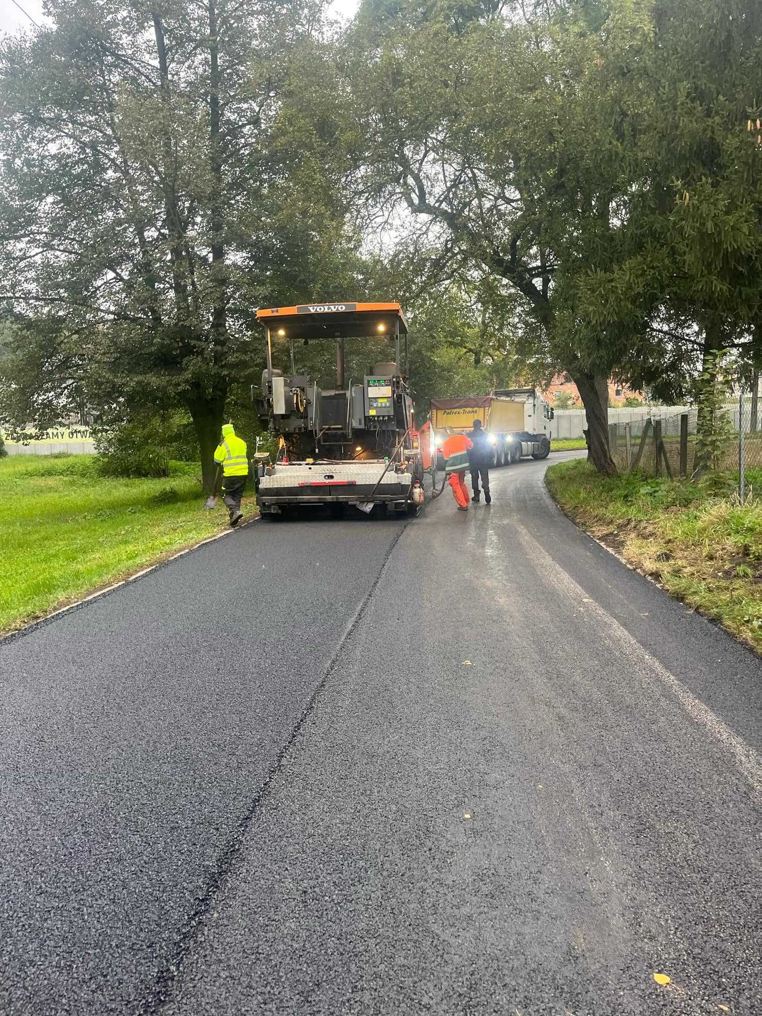 budowa dróg parkingów  układanie asfaltu naprawa