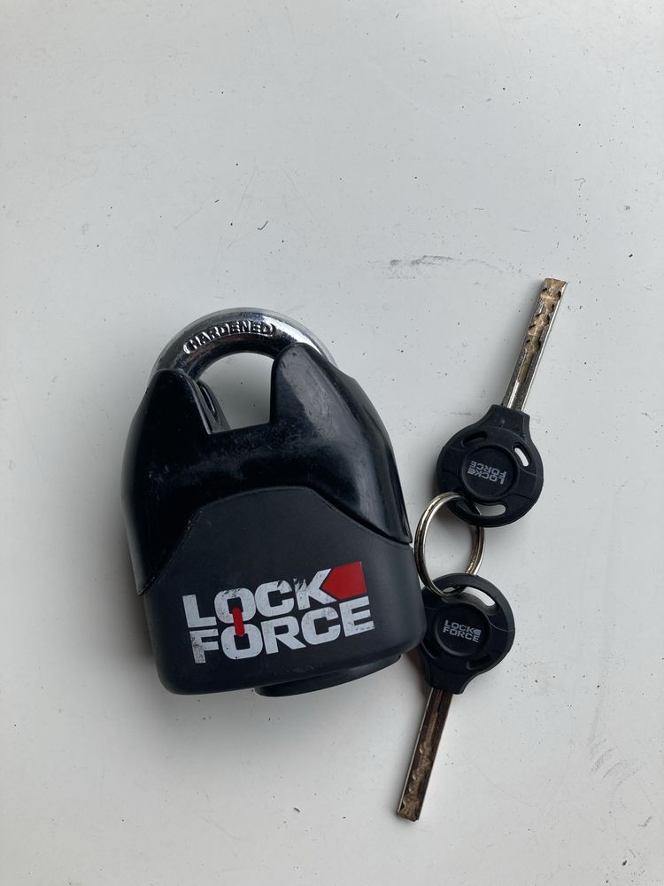 Lancuch z klodka lock force