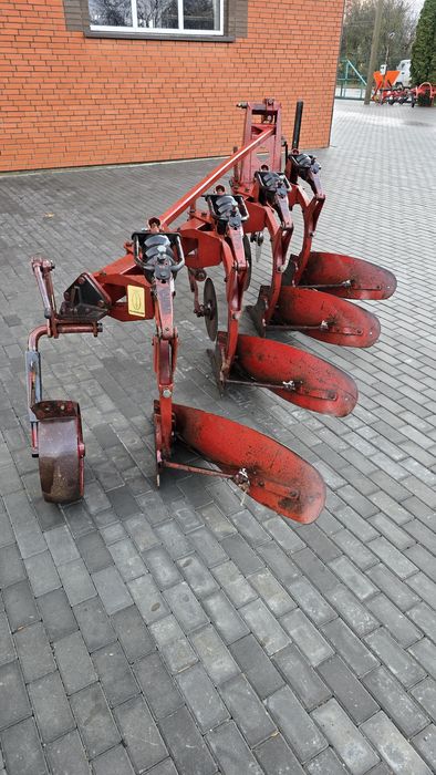 Плуг Оверум Швеція чотирьох або трьох корпусний.