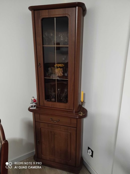 Witryna narożna w brązie