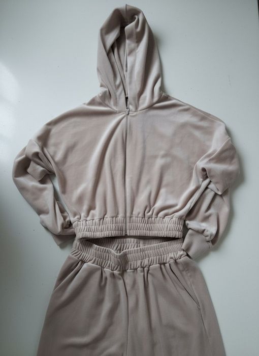 Велюровий бежевий костюм