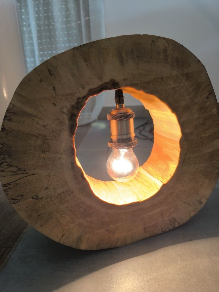Unikalna Lampa Drewniana – Rękodzieło z Naturalnego Drewna