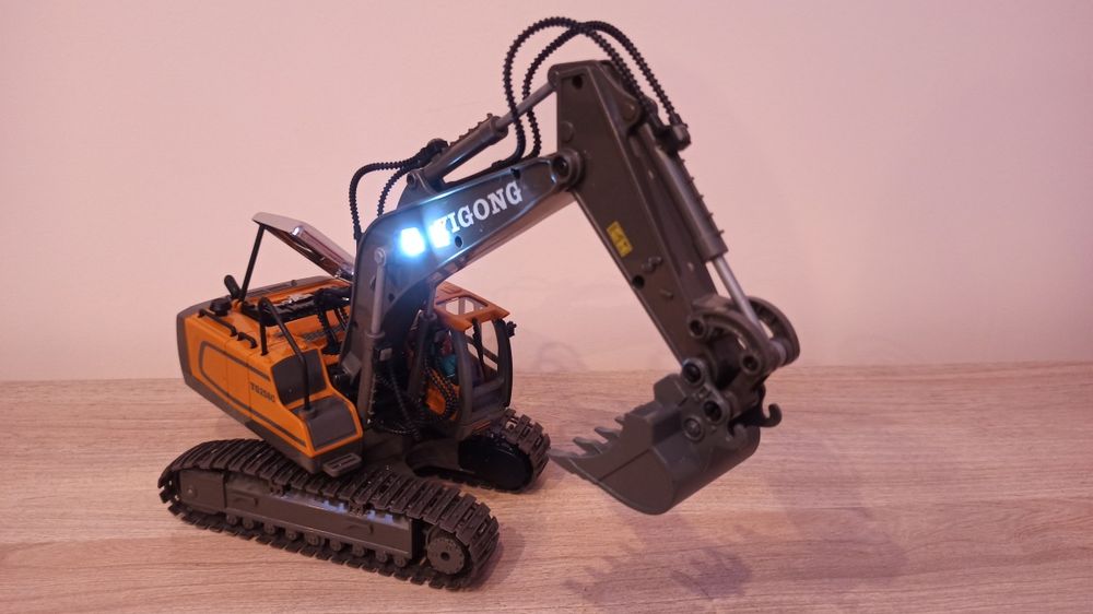 Koparka RC zdalnie sterowana gasienice 2.4G na pilota +6