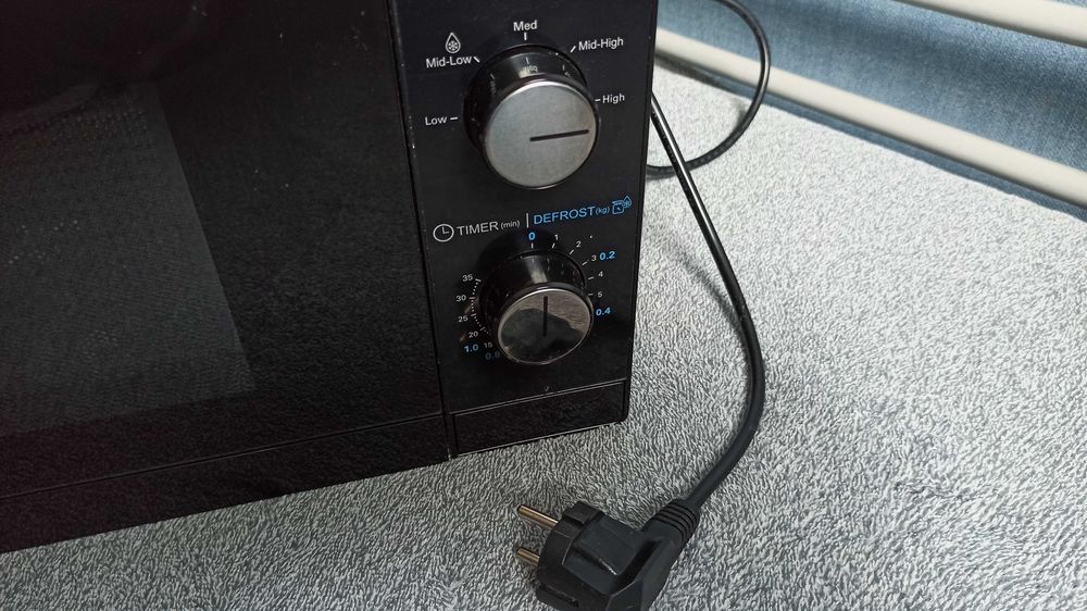 Kuchenka mikrofalowa SHARP YC-MS01E-B