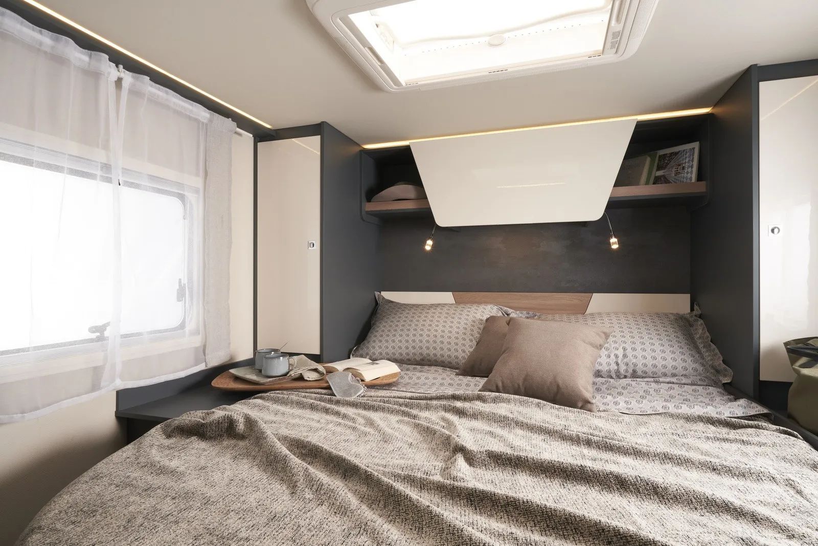 Laika KOSMO L 412 DS - Łóżko Królewskie  Dostępny od 21 lipca / Salon Face2Face + łóżko Queen Bed / Automat
