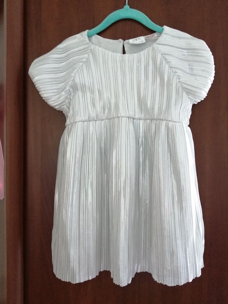 Sukienka Zara 98 plisowana srebrna
