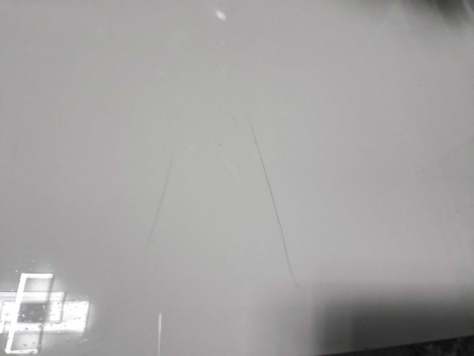 Zestaw bialych stolików