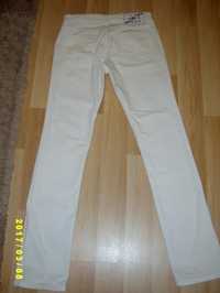 Spodnie dżinsowe białe.