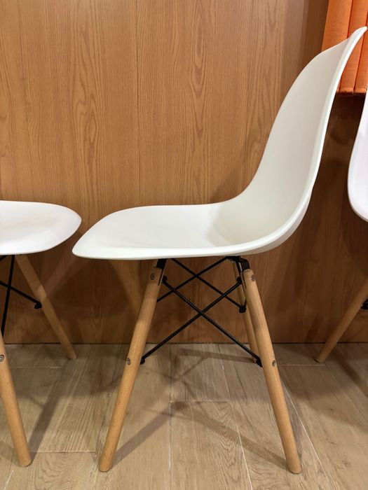 Cadeiras brancas