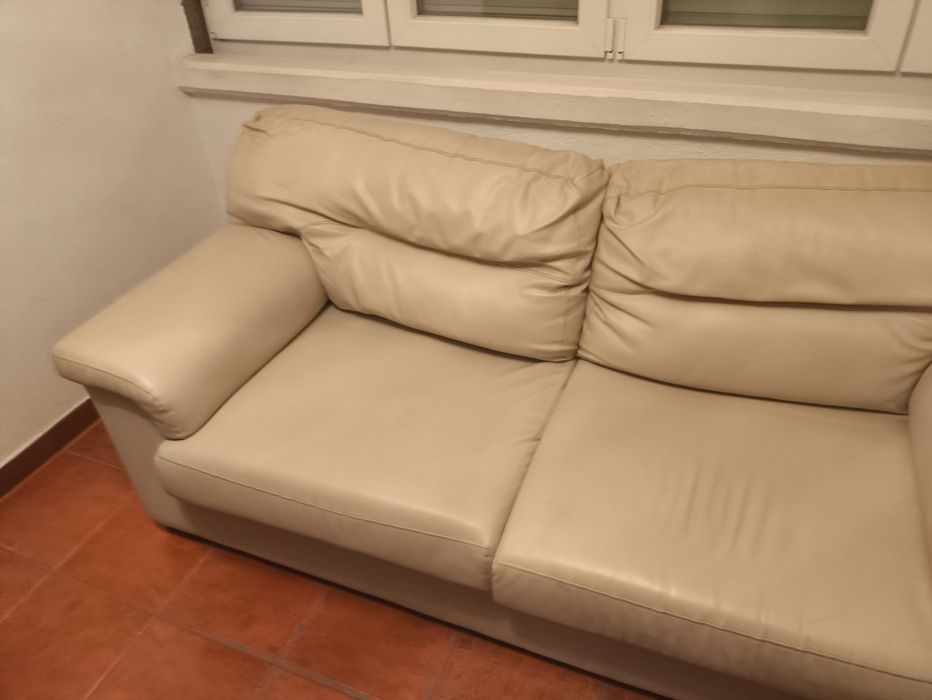 Sofá em Pele Bege – Confortável e Bem Tratado