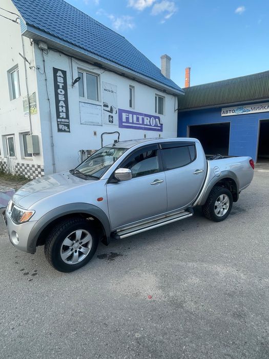 Nissan Navara; Mitsubishi L200