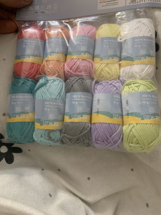 Крючки для вязания и нитки