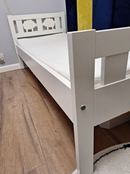 Łóżko dziecięce IKEA z materacem.