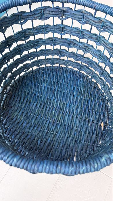 Bardzo duży niebieski kosz wiklinowy (srednica 50 cm)