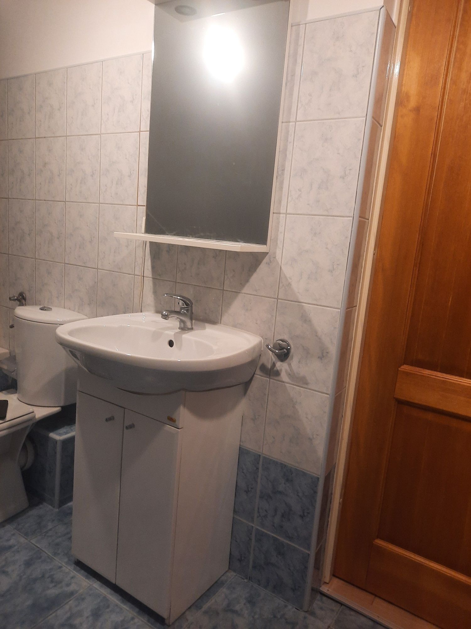 Sprzedam umywalkę z szafką i lustro
