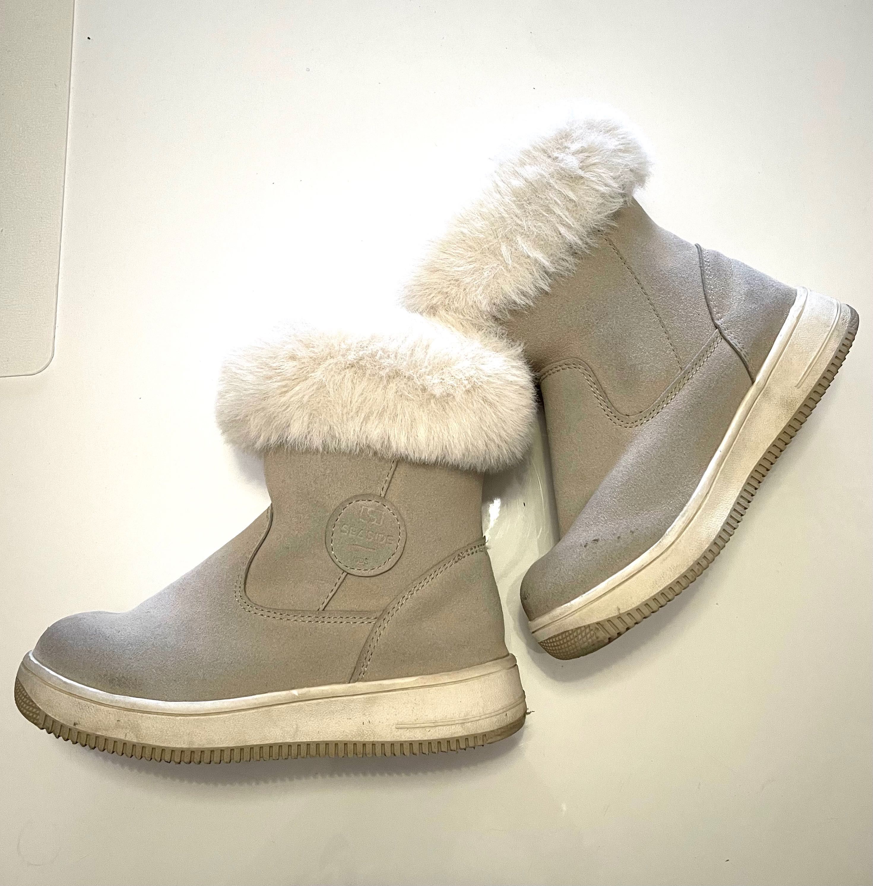 Botas com pêlo cor taupe (creme clarinho) - tamanho 28 - seaside