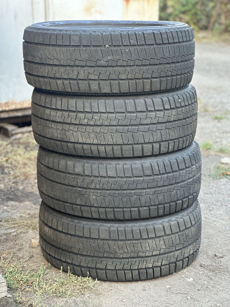 Продам зимнюю Резину 235/50 R17 состояние новой