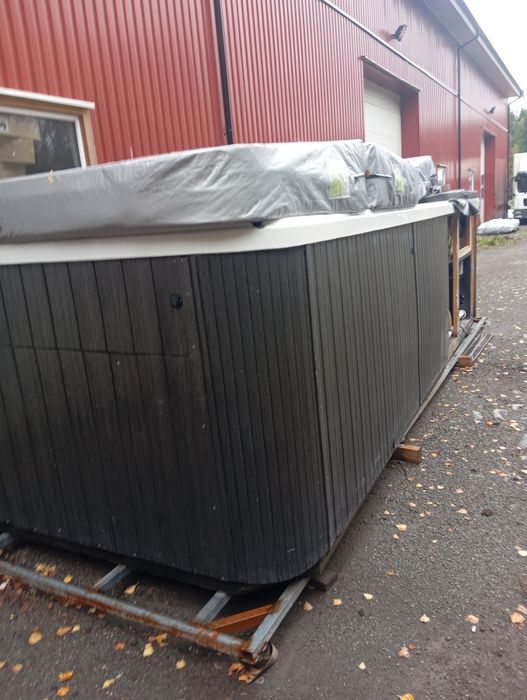 Jacuzzi z basenem