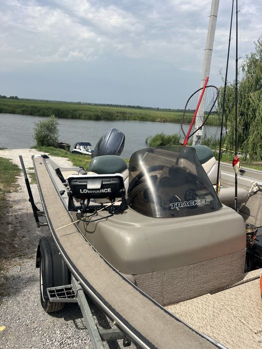 човен Tracker Pro Guide V-16 + двигун Yamaha F70