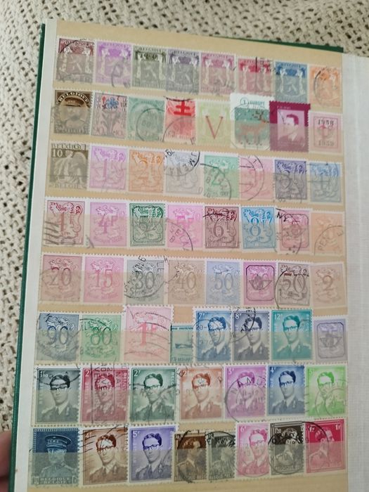 Classificador com 390 selos diferentes Bélgica