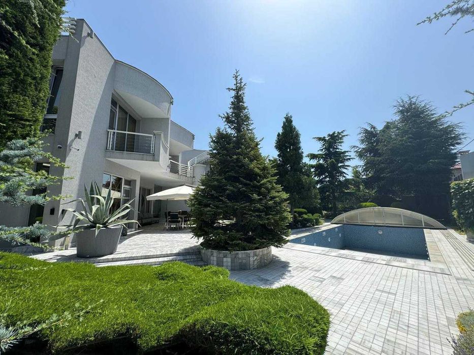 Стильный дом в Одессе у моря с бассейном, 620 м², 13 соток