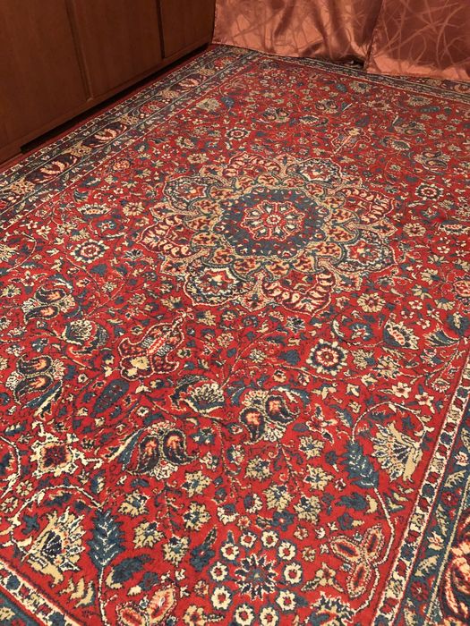 Вовняний килим в гарному стані