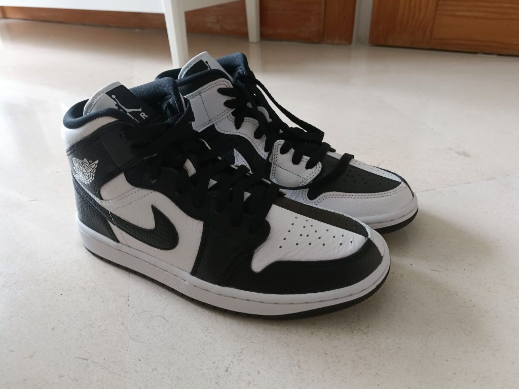 Air Jordan 1 Mid SE WMNS Black & White Split