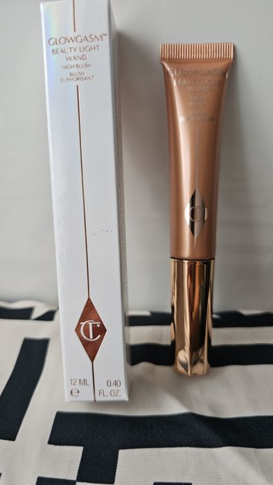 Charlotte Tilbury rozświetlacz w płynie Peachgasm