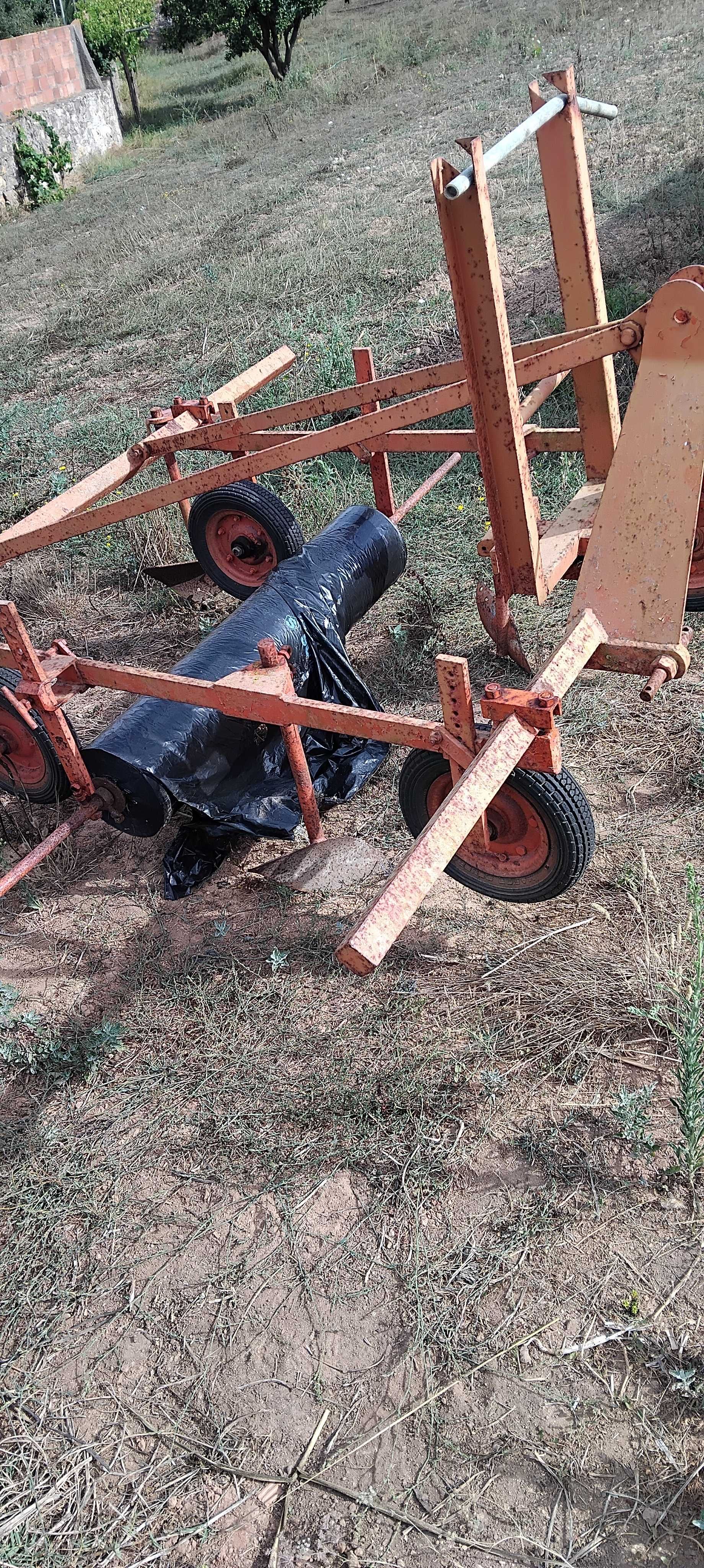 Alfaia/ maquina de aplicar plastico e fita rega