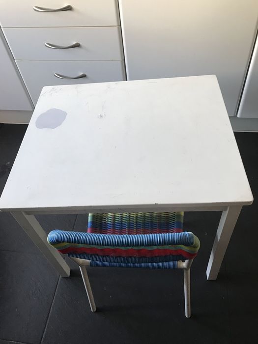 Secretaria de madeira com cadeira ikea