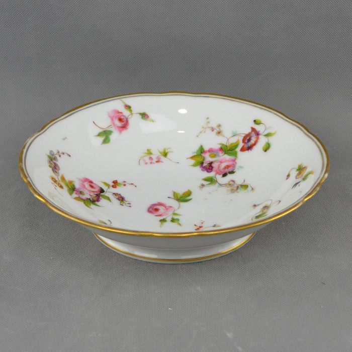 Taça em Porcelana Francesa “Vieux Paris” decorada com flores e dourado