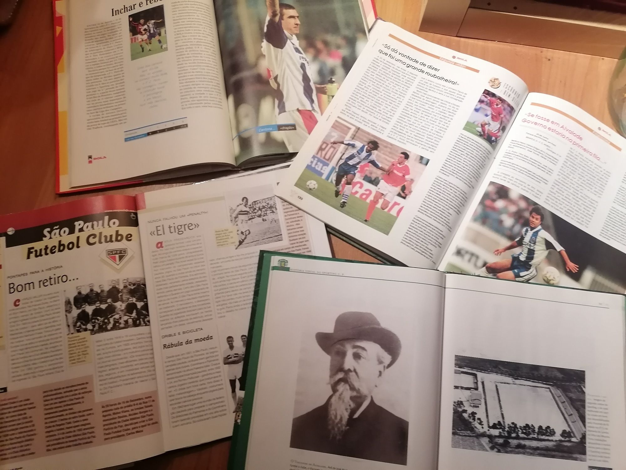 Livros  da história do futebol.