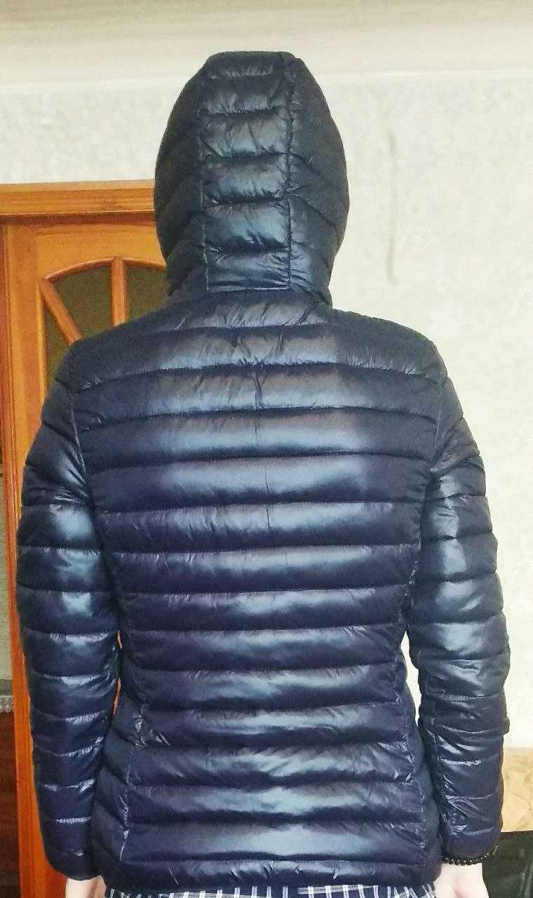 42- 44  розмір.Продам нову жіночу приталену куртку з капюшоном . Бренд