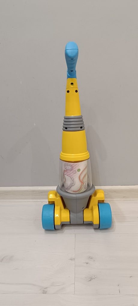 Zabawkowy odkurzacz playskool wydaje dźwięki, otwiera i zamyka oczy, k
