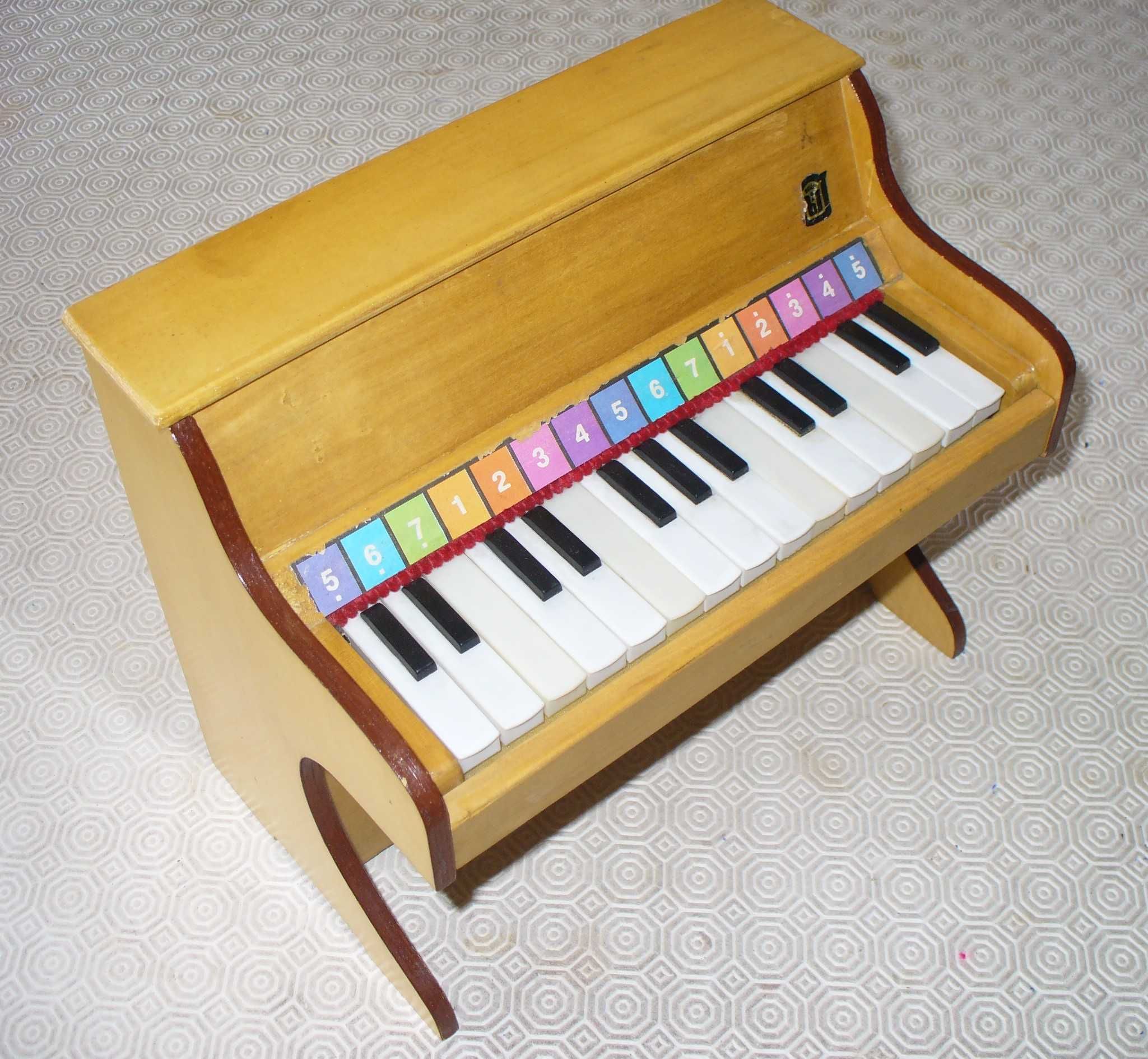 Piano brinquedo de madeira