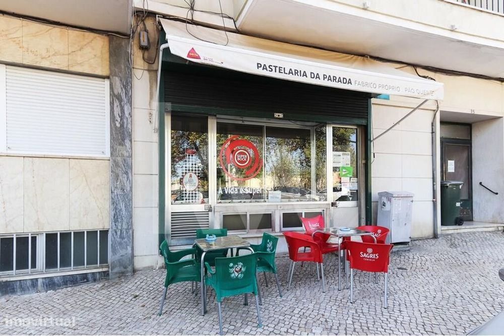 Trespasse em pleno funcionamento de pastelaria | 170m2 com terraço de