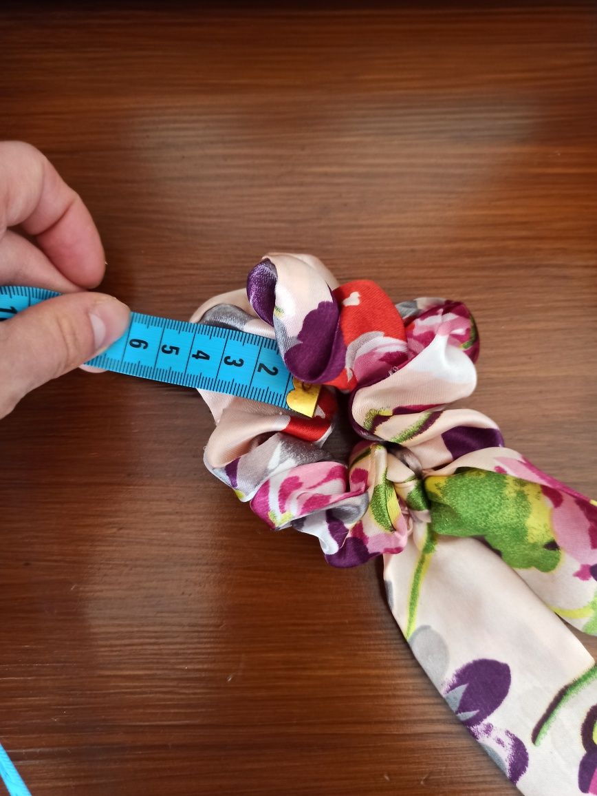 Scrunchie gumka satynowa z szarfą