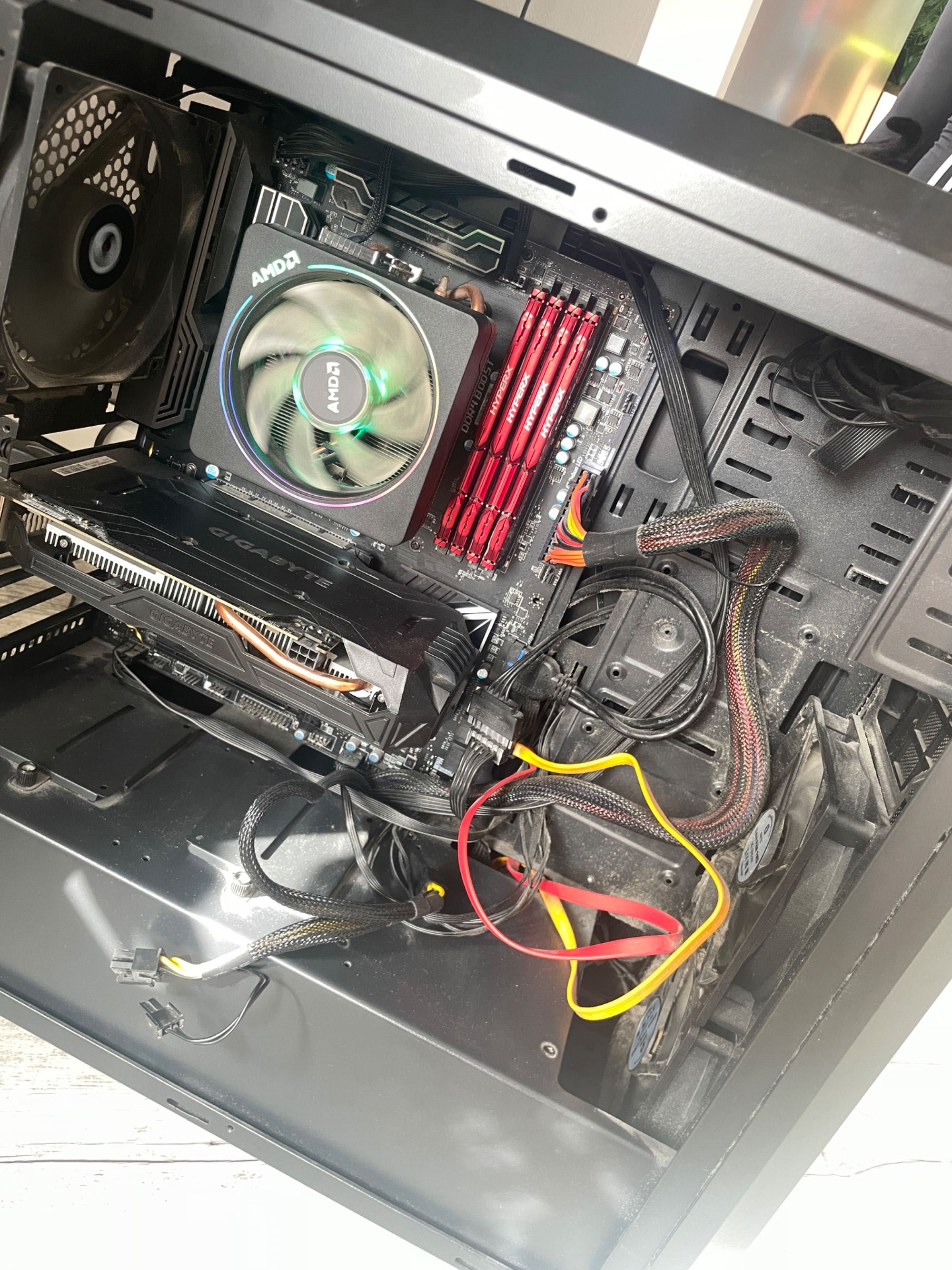 Ryzen 7 2700X 3700Mhz, DDR4 32GB
GTX 1060 6GB, HDD 1TB, SSD 256GB