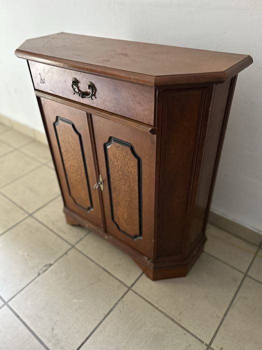Sprzedam szafke z dawnych lat z szuflada oraz drzwiami na klucz