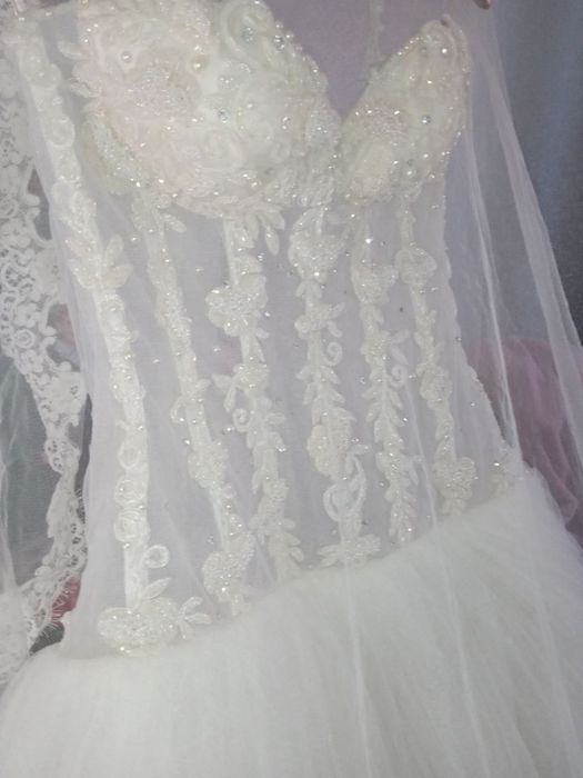 Продаю весільну сукню