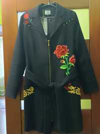 Осінне нове пальто на підкладці з оригінальною вишивкою