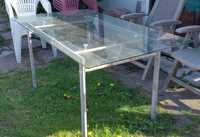 stół ze szklanym blatem i metalowymi nogami