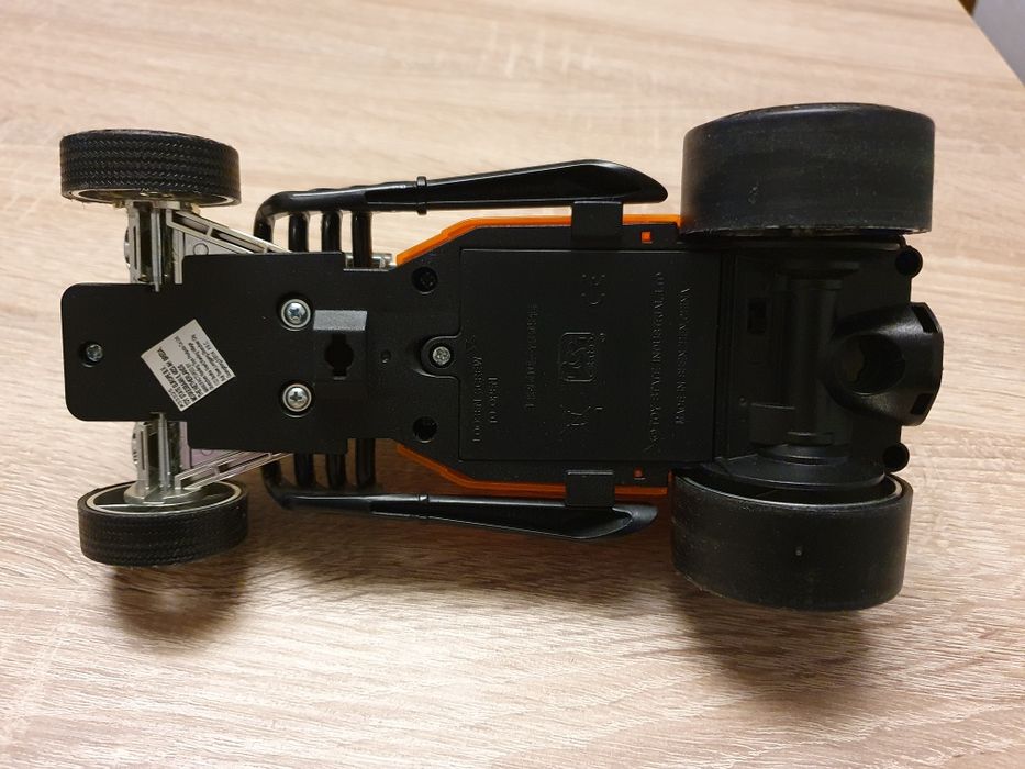 Samochód hot rod na baterie. Jeździ. Wydaje dźwięki. Ruchome zawieszen